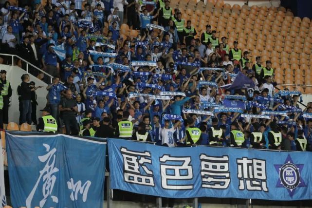 一年前，超卓车手韩冰（刘若英 饰）因未婚夫背弃本身、选择和她在流光速车队的同伴游镁（张柏芝 饰）牵手而蒙受精力冲击。现在，流光速车队锻练岑岭（韩宰硕 饰）再次找到沉湎于酒精的韩冰，约请她加入亚洲巾帼杯年夜赛，并带来了出租车司机身世的新队员小依（汤唯 饰）。小依因心理严重而迟迟不克不及进进状况，此时游镁回队与韩冰再度同伴。流光速车队的老敌手樱冥殿车队在韩冰旧日未婚夫鬼冢的主持下高调登场，并将游镁招致麾下乃至流光速再无寻觅队员的时候。流光速只剩推出韩冰和小依同伴的独一选择，而小依却又车祸受伤，流光速若何冲破重重
